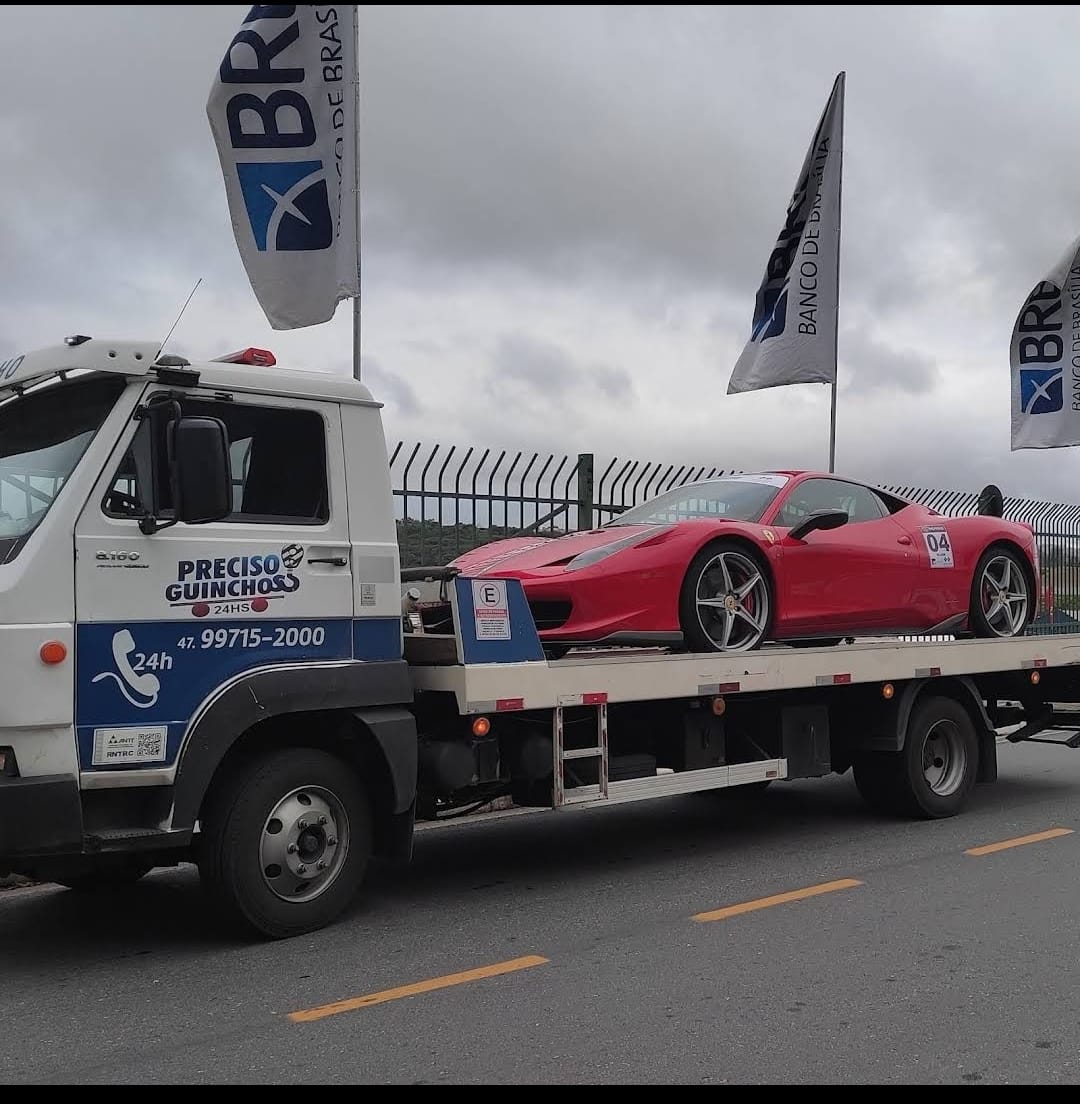 Caminhão guincho da Preciso Guinchos transportando carro esportivo